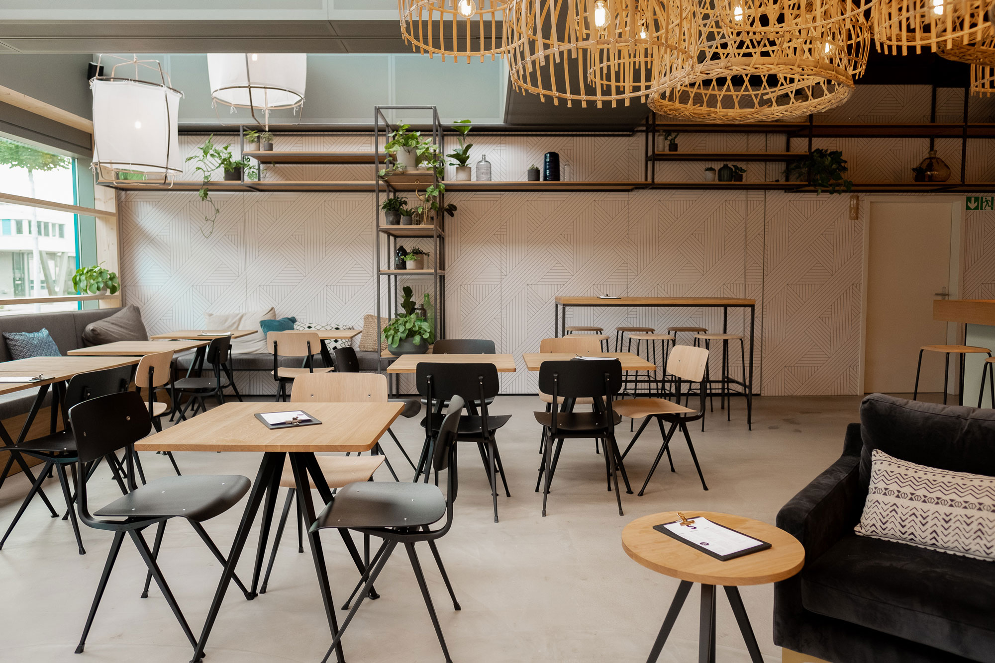 Foto von Innenraumgestaltung des Stettbacher Café's mit stimmigem Farbkonzept, Materialkonzept und Raumakustik, Interior Design, Branding und Inneneinrichtung in Zürich, Schweiz.