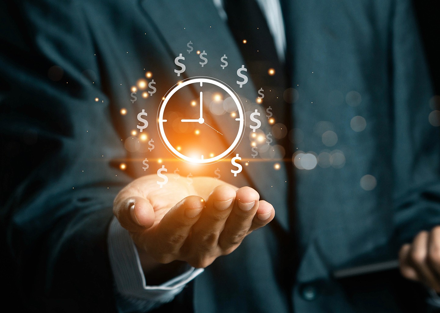 Un uomo con la mano aperta a coppa davanti a sé, mostra sul palmo l'icona di un orologio, a simboleggiare una time tracking app