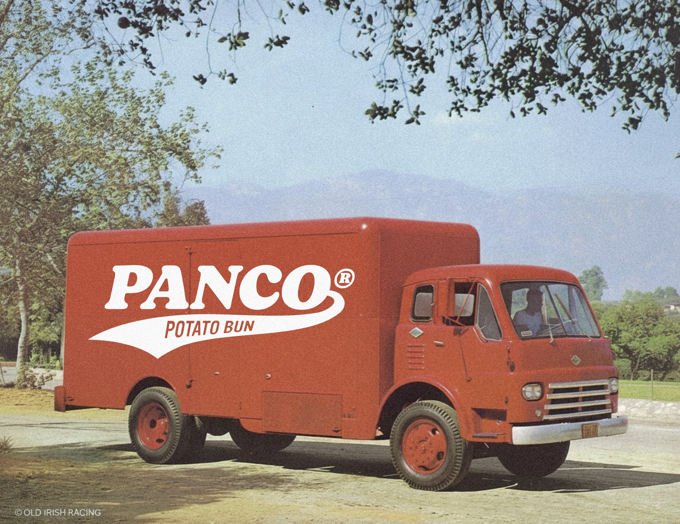 Camion de livraison vintage rouge “PANCO® Potato Bun” garé en extérieur, montrant un véhicule utilitaire rétro aux couleurs de la marque sous un ciel dégagé, ambiance grain photo.