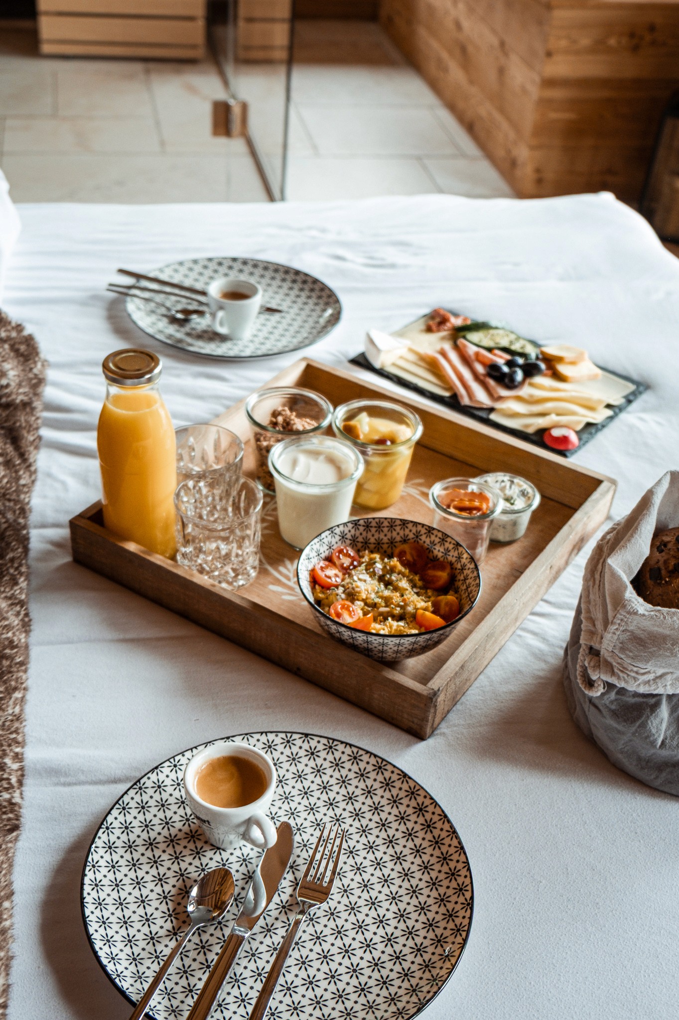 Frühstück im Chalet – Regionales Alpenfrühstück mit frischen Zutaten und Panoramablick