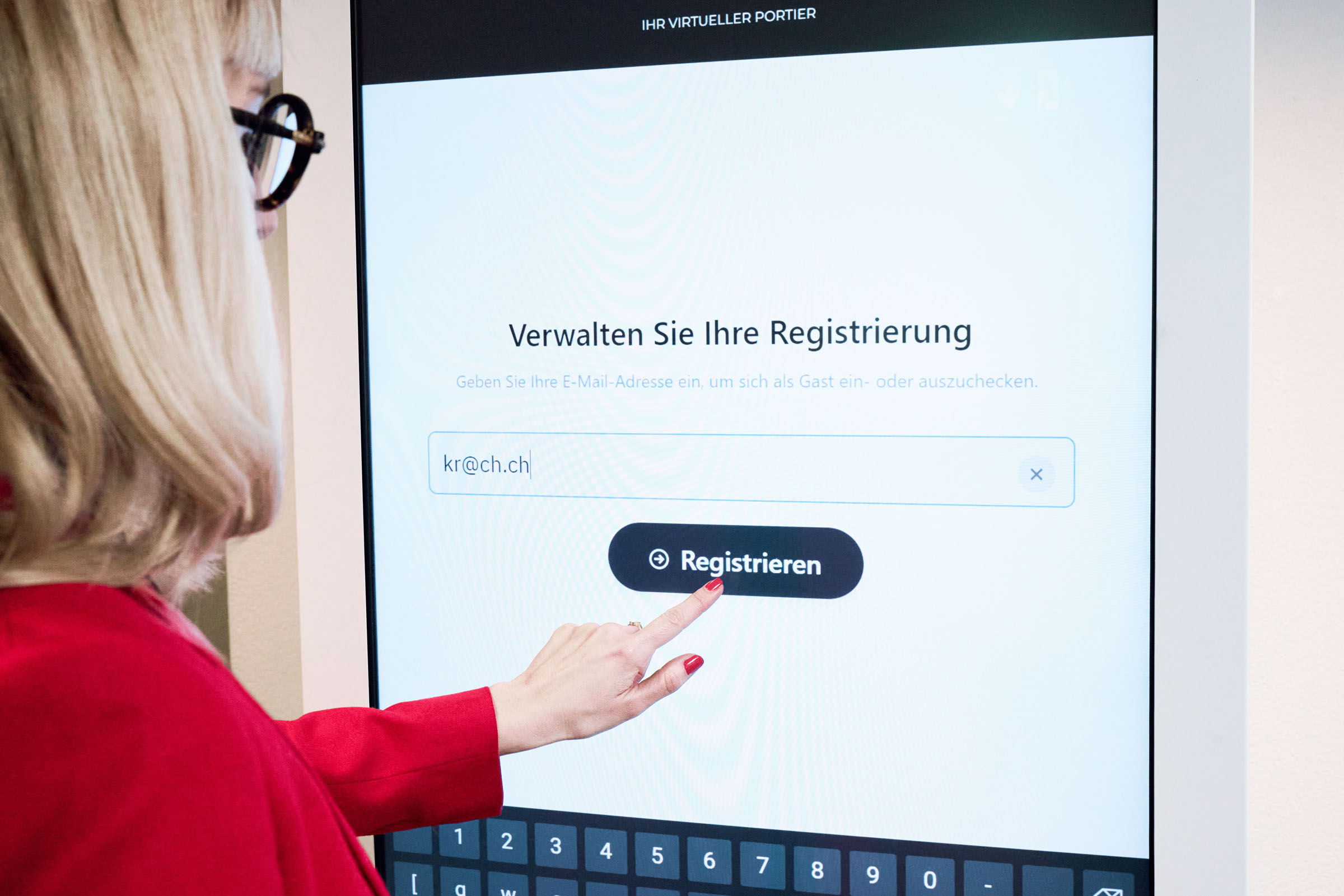 Virtueller Portier – Check-in per E-Mail-Adresse am Touchscreen-Terminal