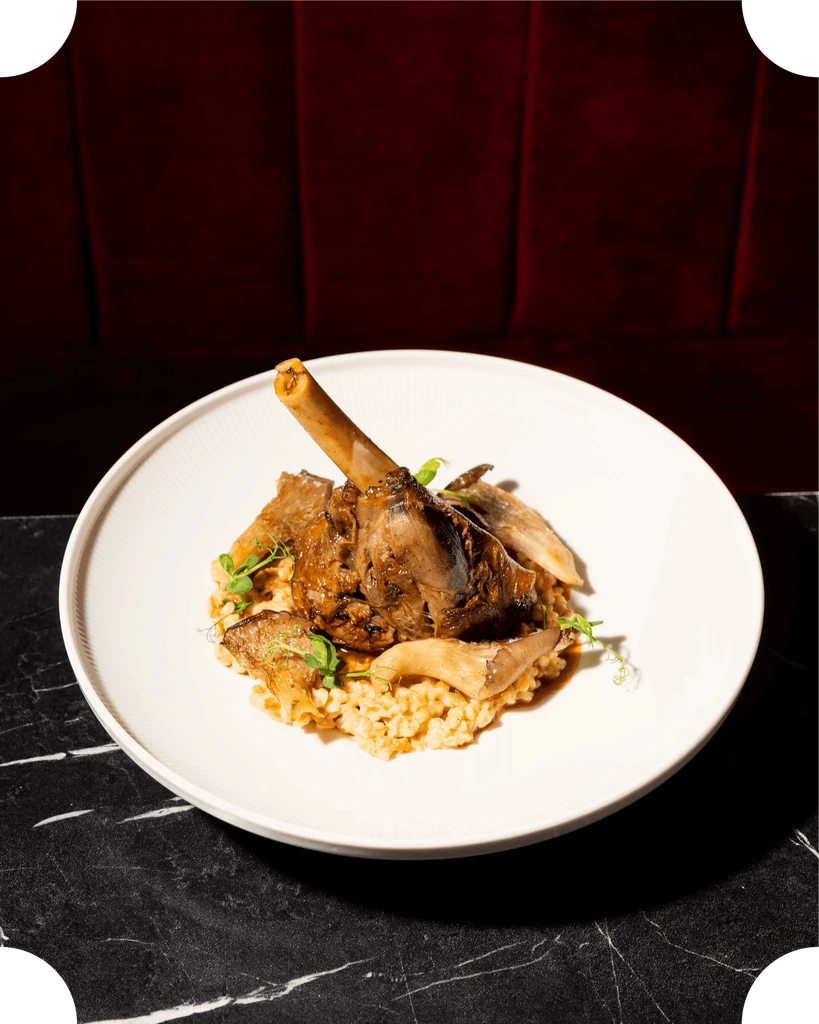 Jarret d’agneau fondant, Mangal Mezze & Grill à Saarbrücken. Une spécialité de grillade turque authentique.