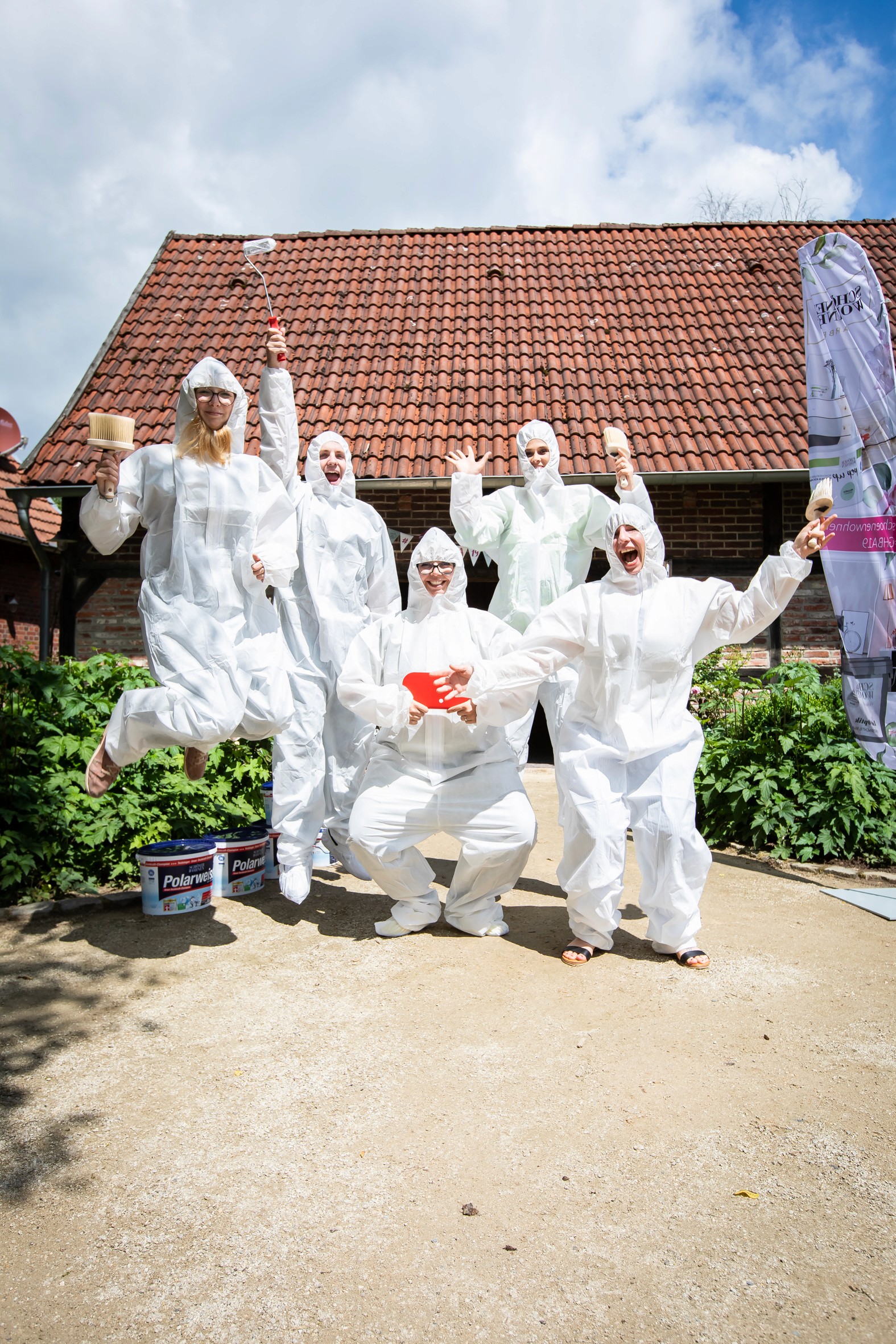 Vier Frauen machen ein Selfie beim Kreativ-Workshop mit Schutzanzügen.