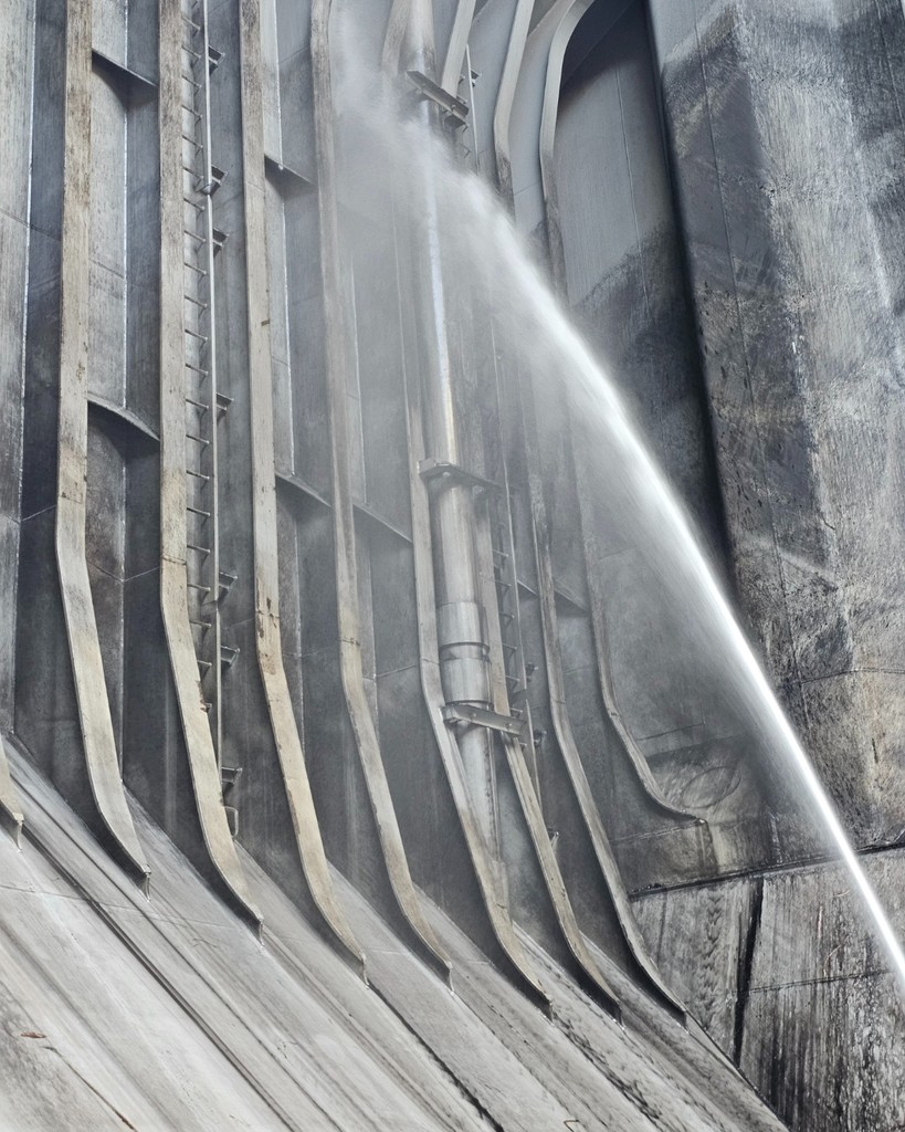 image of a cargo hold being cleaned with seawater by seachios marine services at brazilian ports such as itaqui, santos, paranagua, recife, suape, fortaleza, vitoria and pecem