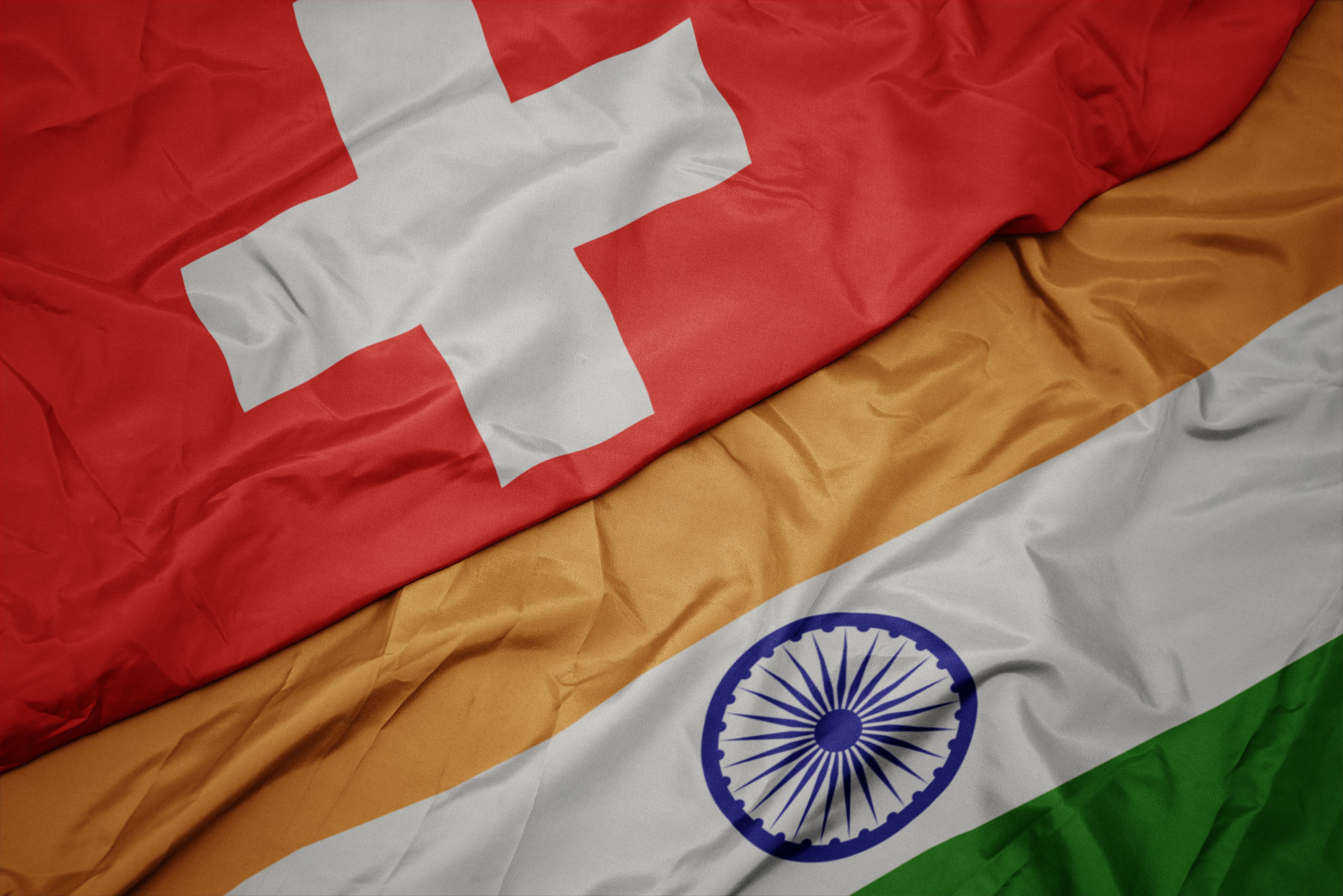 Les drapeaux suisse et indien côte à côte