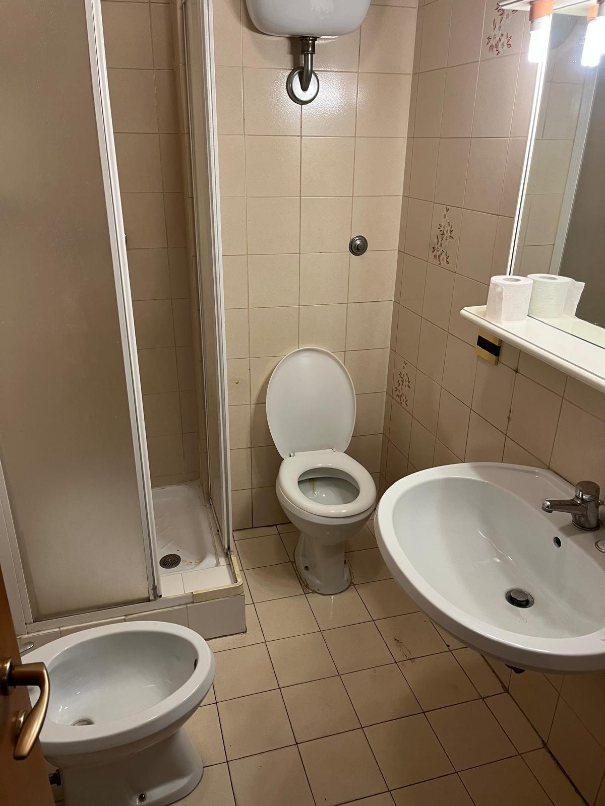 Bagno a Centocelle molto vecchio e piccolo con necessità di essere ristrutturato