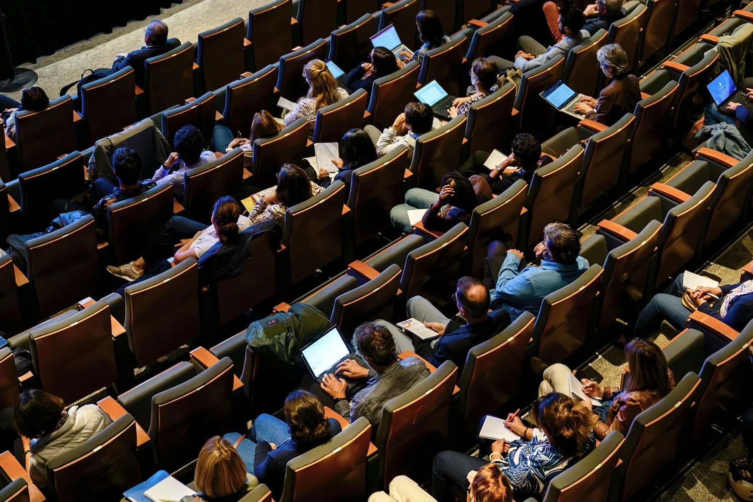 Participants assistant à une conférence professionnelle dans un auditorium