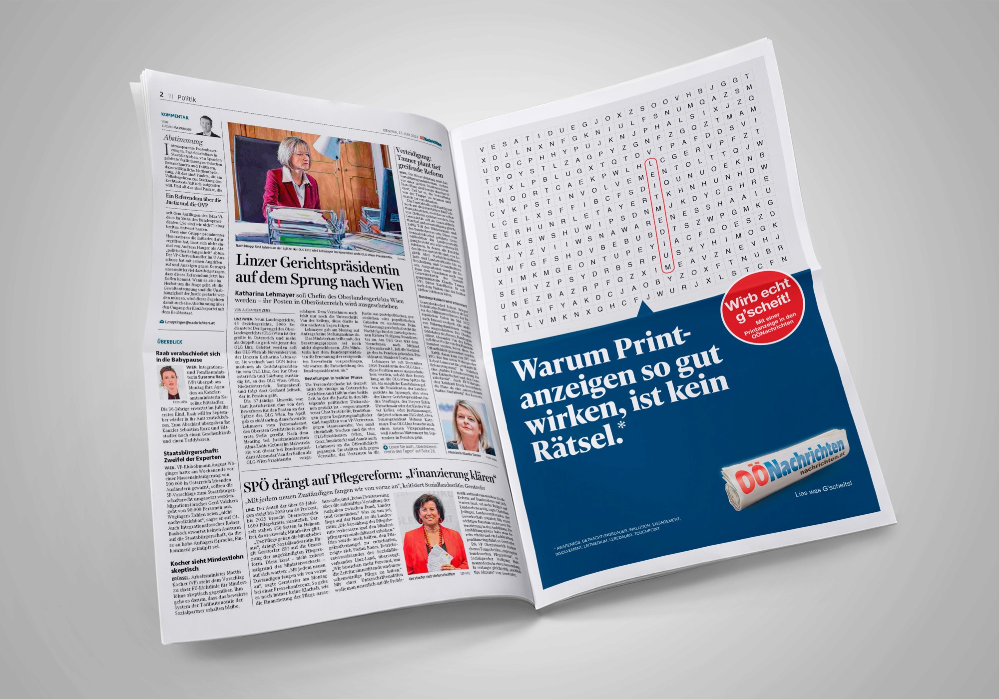 Eine aufgeklappte Zeitung zeigt eine OÖNachrichten-Anzeige mit einem Buchstabenrätsel und dem Text „Warum Printanzeigen so gut wirken, ist kein Rätsel.“