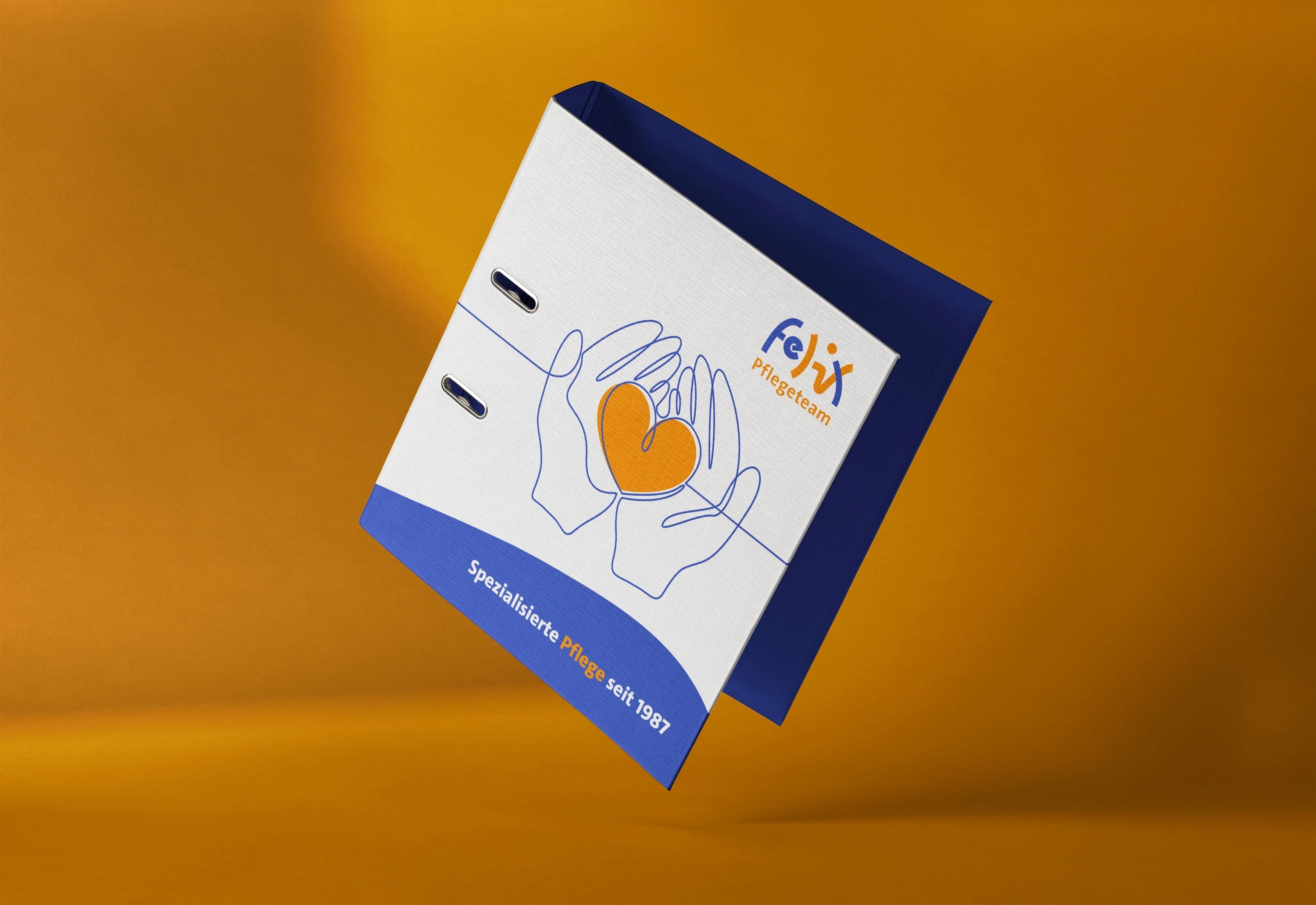 Felix Pflegeteam Ordner-Mockup: Ringordner mit Herz-in-Händen-Logo, freigestellt schwebend auf orangem Hintergrund