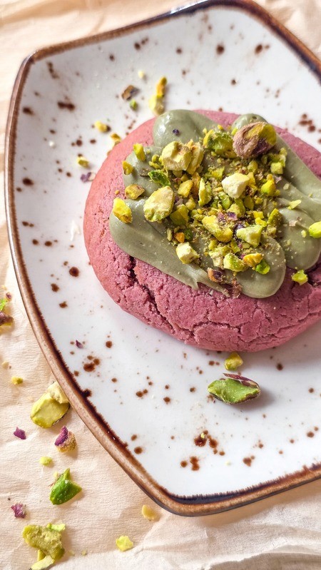 Cookie topped with pistachio cream and crushed pistachio nuts