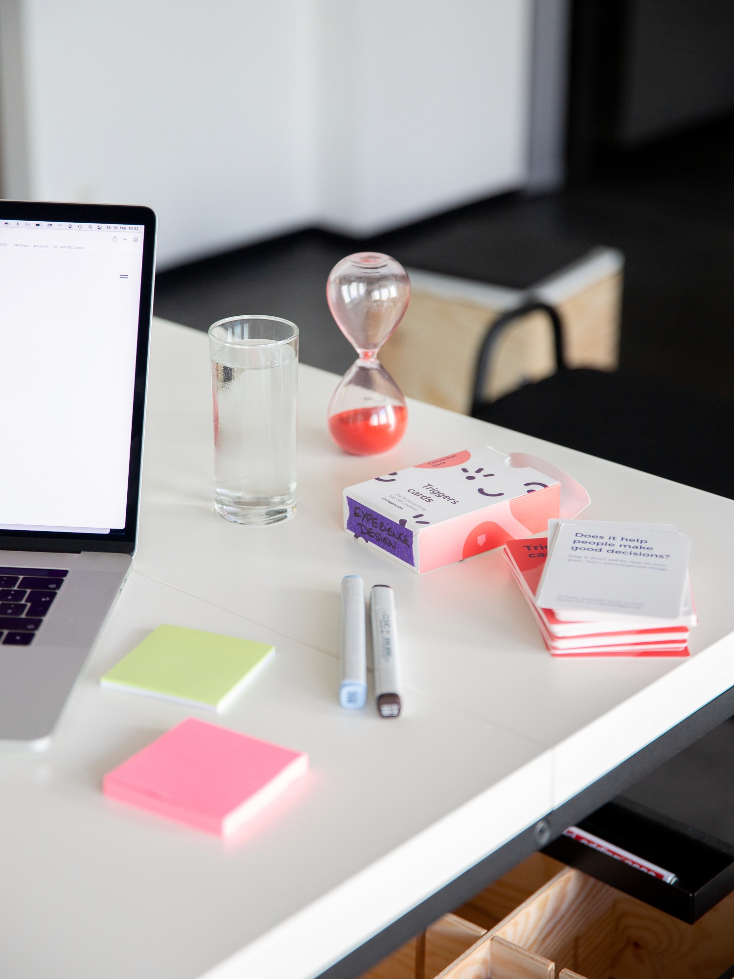 Workshop-Raum im denkwerk mit Sanduhr, Laptop und weiteren Workshop-Utensilien