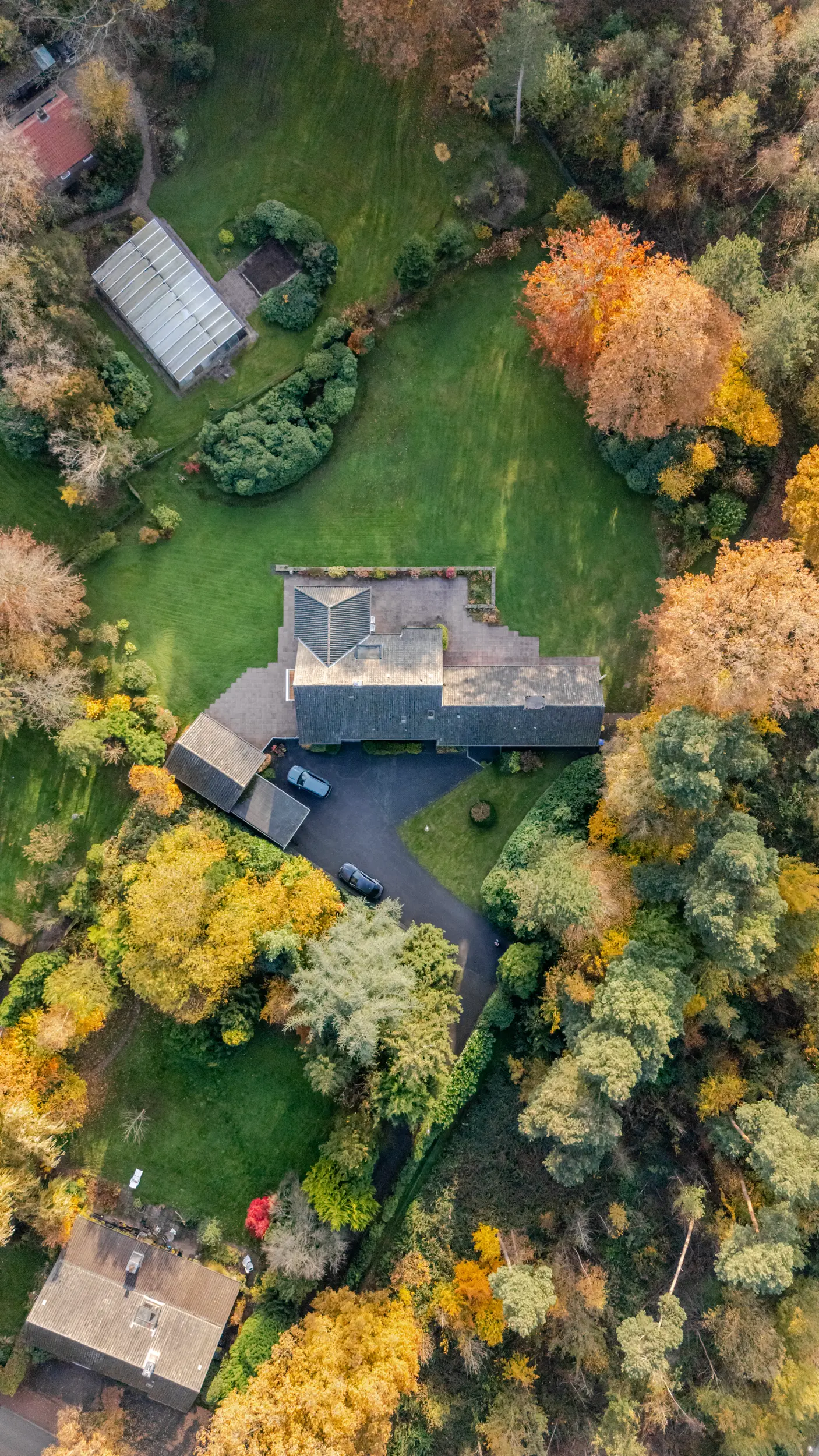 Senkrechte Luftaufnahme eines Einfamilienhauses mit Einliegerwohnung in Bad Bentheim, weitläufiges Grundstück mit altem Baumbestand.