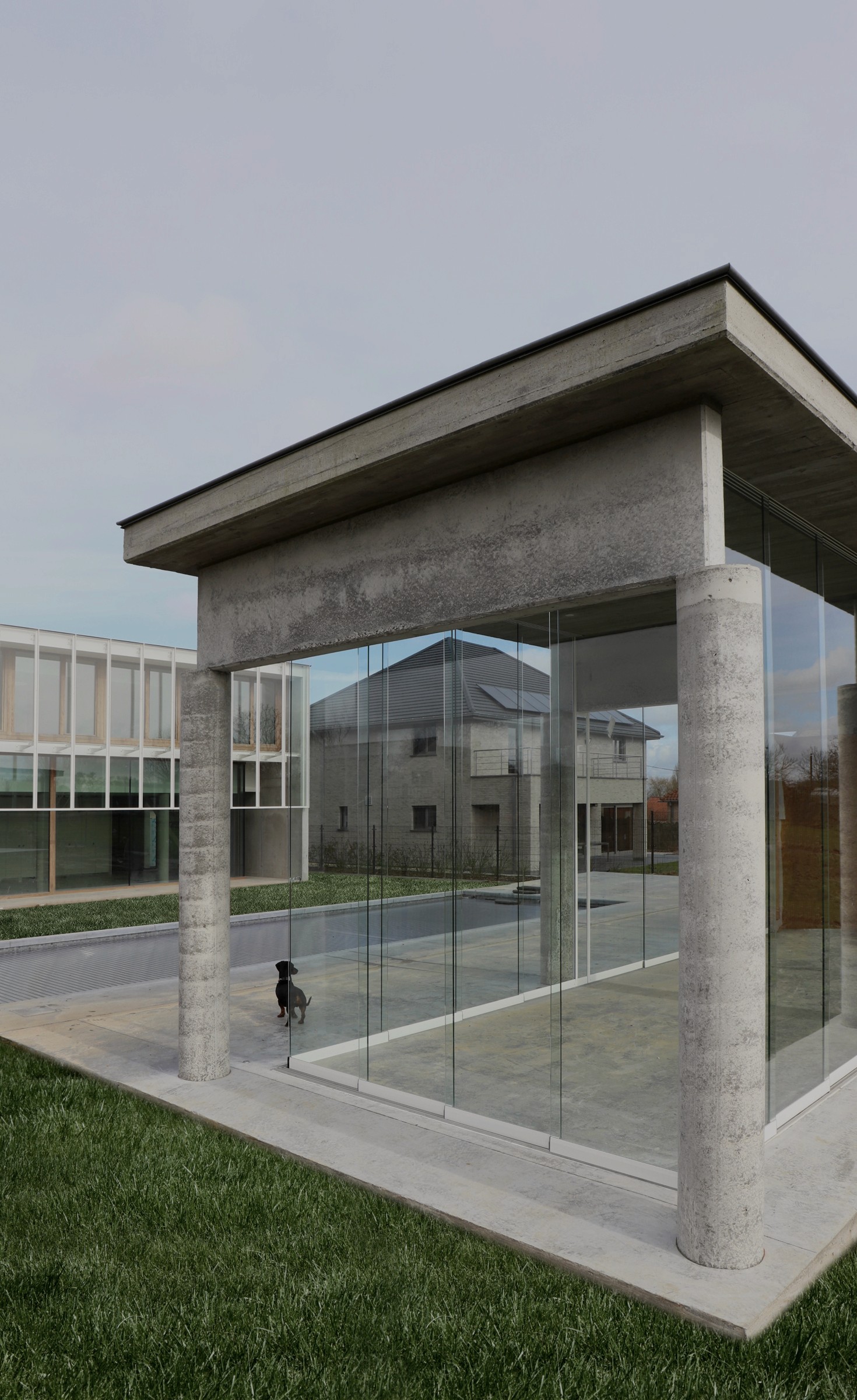 Brutalist residence in Pajottegem with vertical rhythm and raw textures