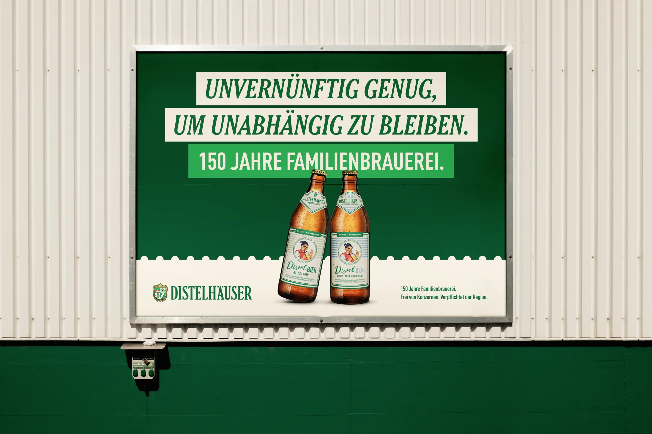 Werbeplakat für Distelhäuser Helles Lager mit dem Text „Unvernünftig genug, um unabhängig zu bleiben“