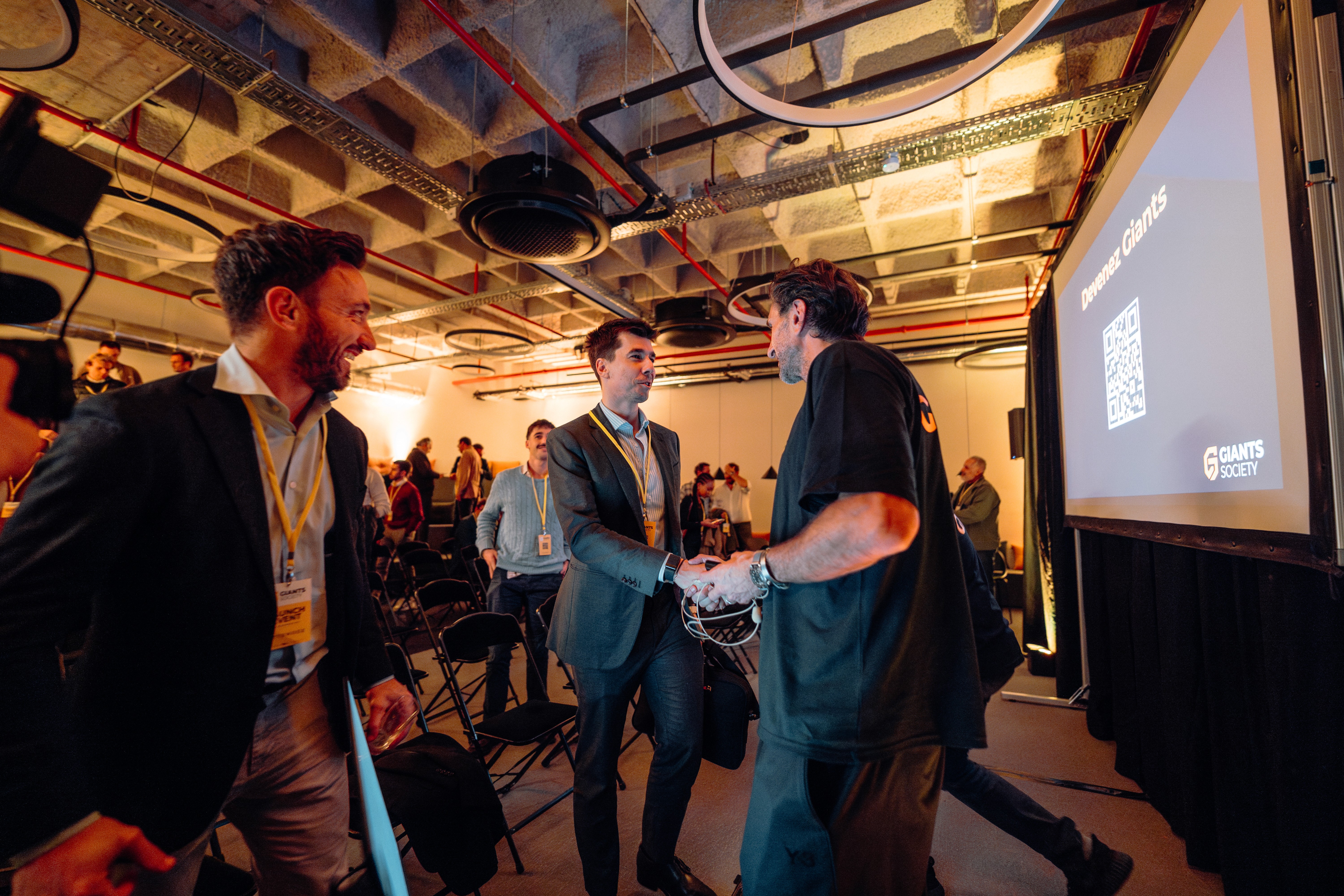 Jean-Christophe debout devant des entrepreneurs assis