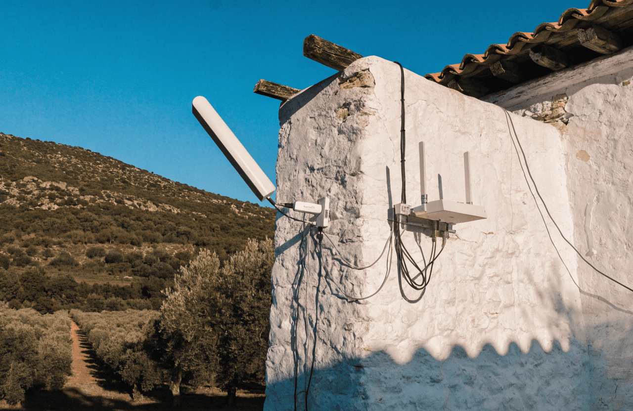 Antena de internet rural WiMAX instalada en una casa de campo de Málaga entre olivos