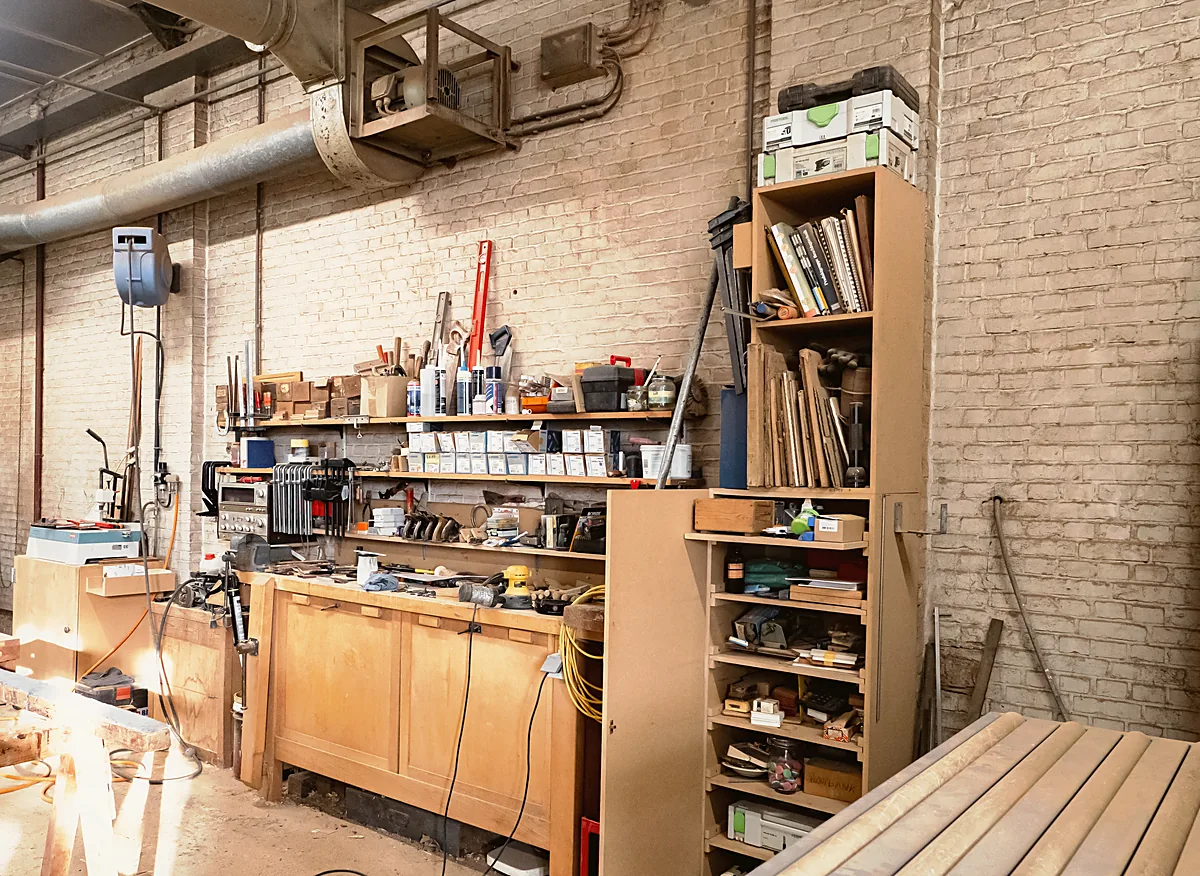 Werkbank met gereedschap en materiaalvoorraad