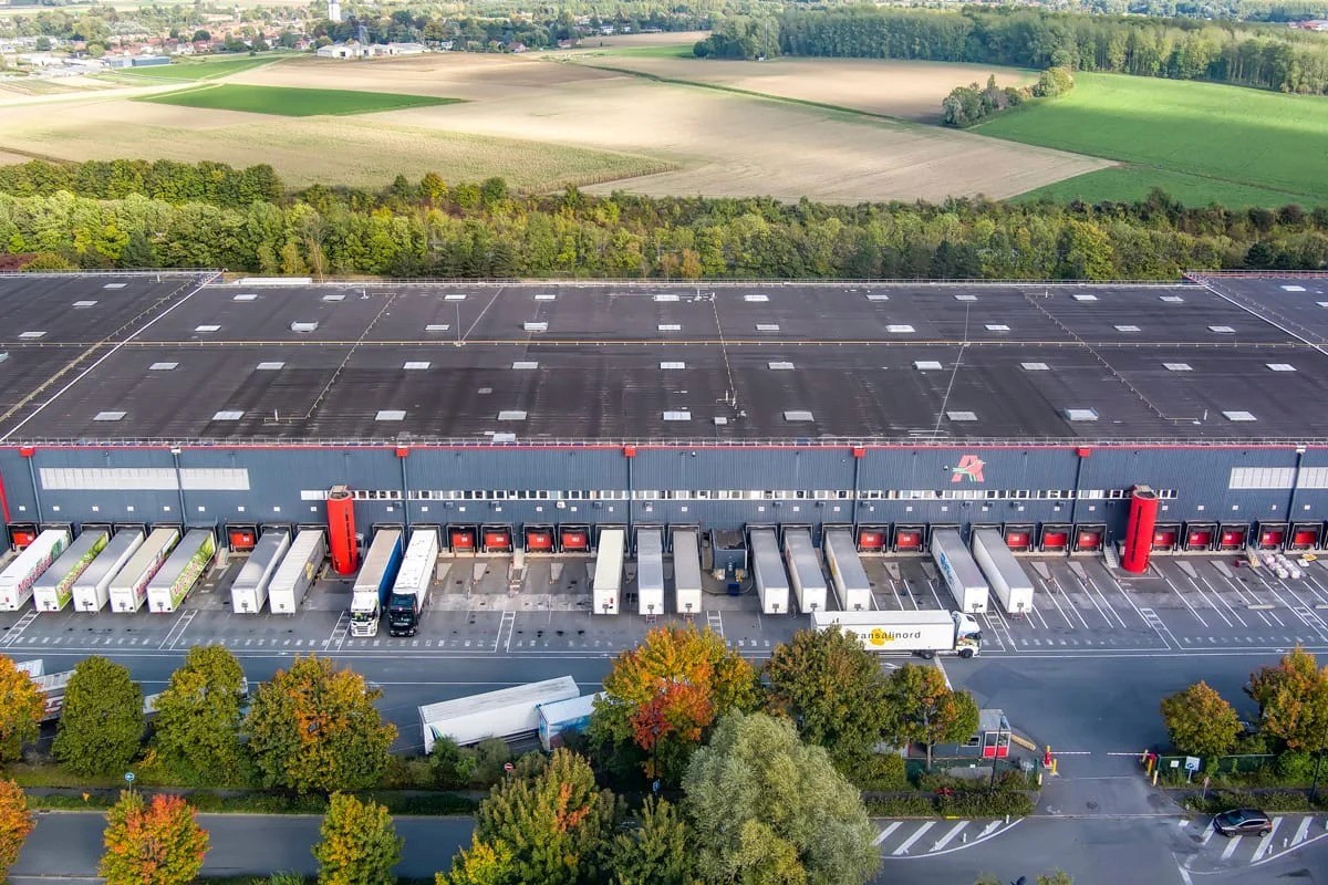 Aire de transit routier et camions sur parking industriel — Anteale | Yann Manac’h, photographe pro Lille Nord