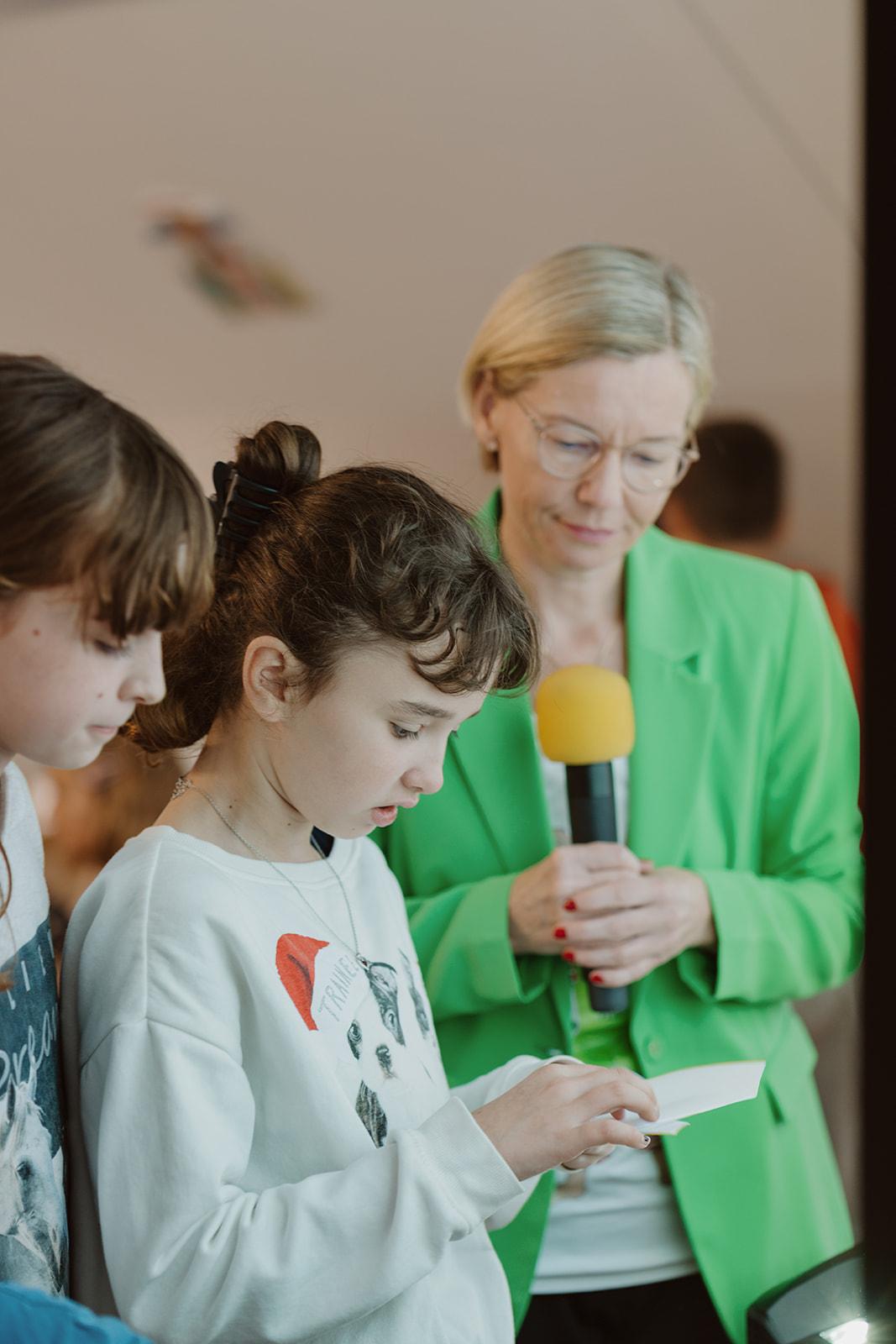 Nadine Gaeble beim lernen mit den Kindern für Sicherheit