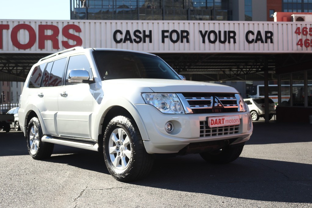 A view of the top of the eiffel tower