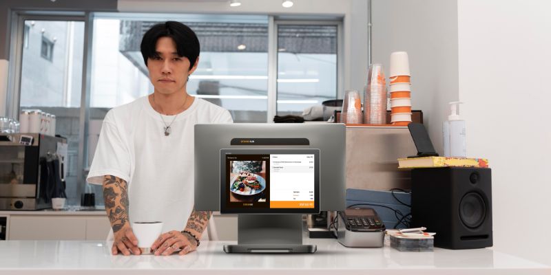 Pemilik restoran dengan sistem POS StoreHub 