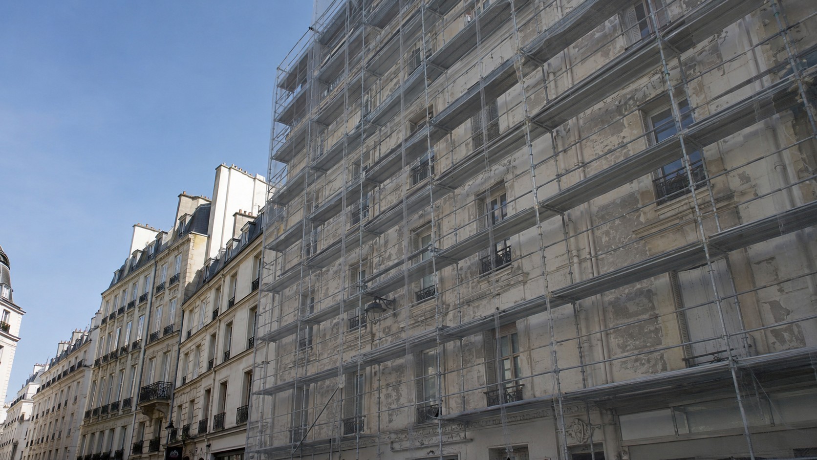Façade d’immeuble parisien en ravalement avec échafaudage, illustrant l’obligation de ravalement tous les 10 ans à Paris