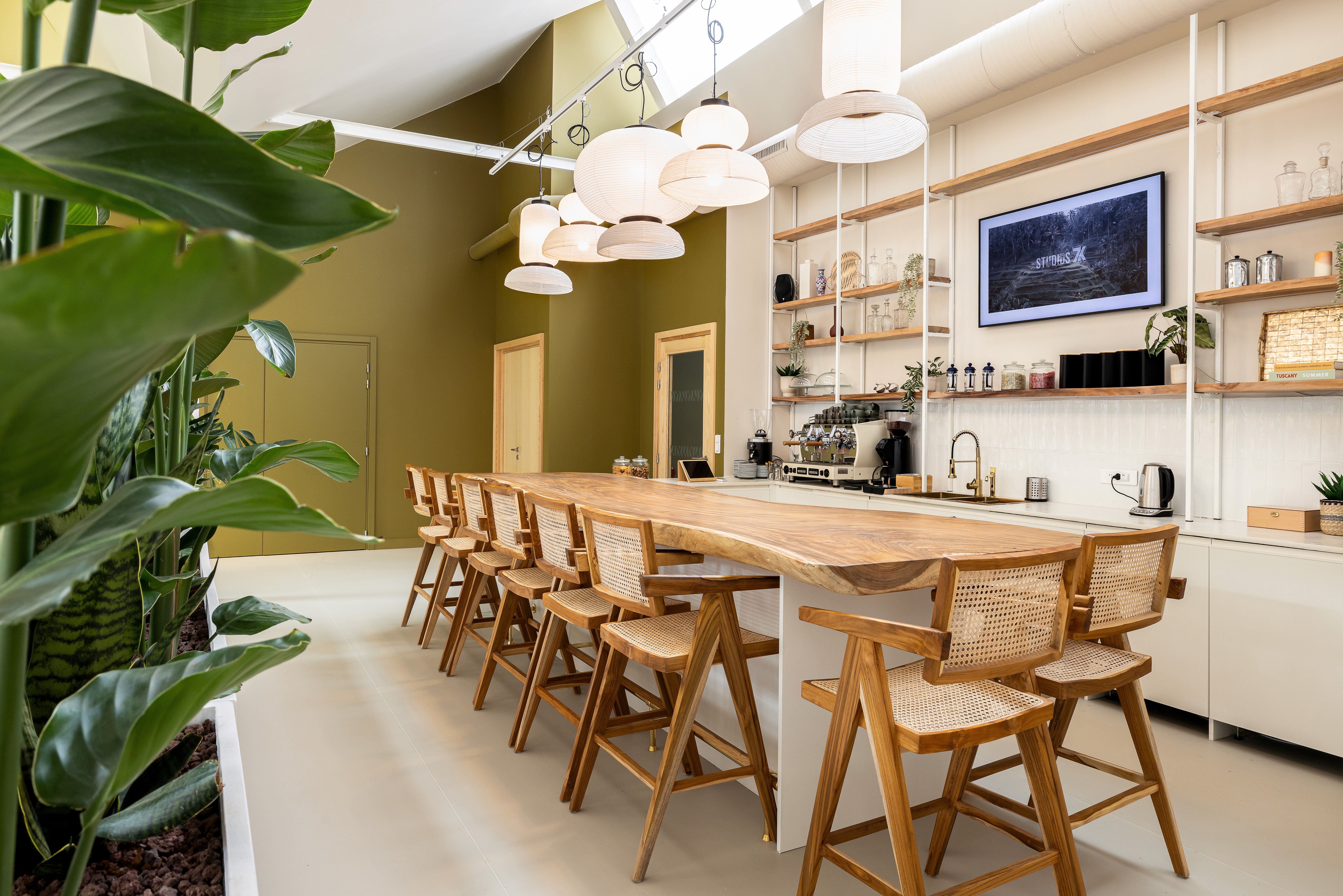 bar en bois et chaises hautes