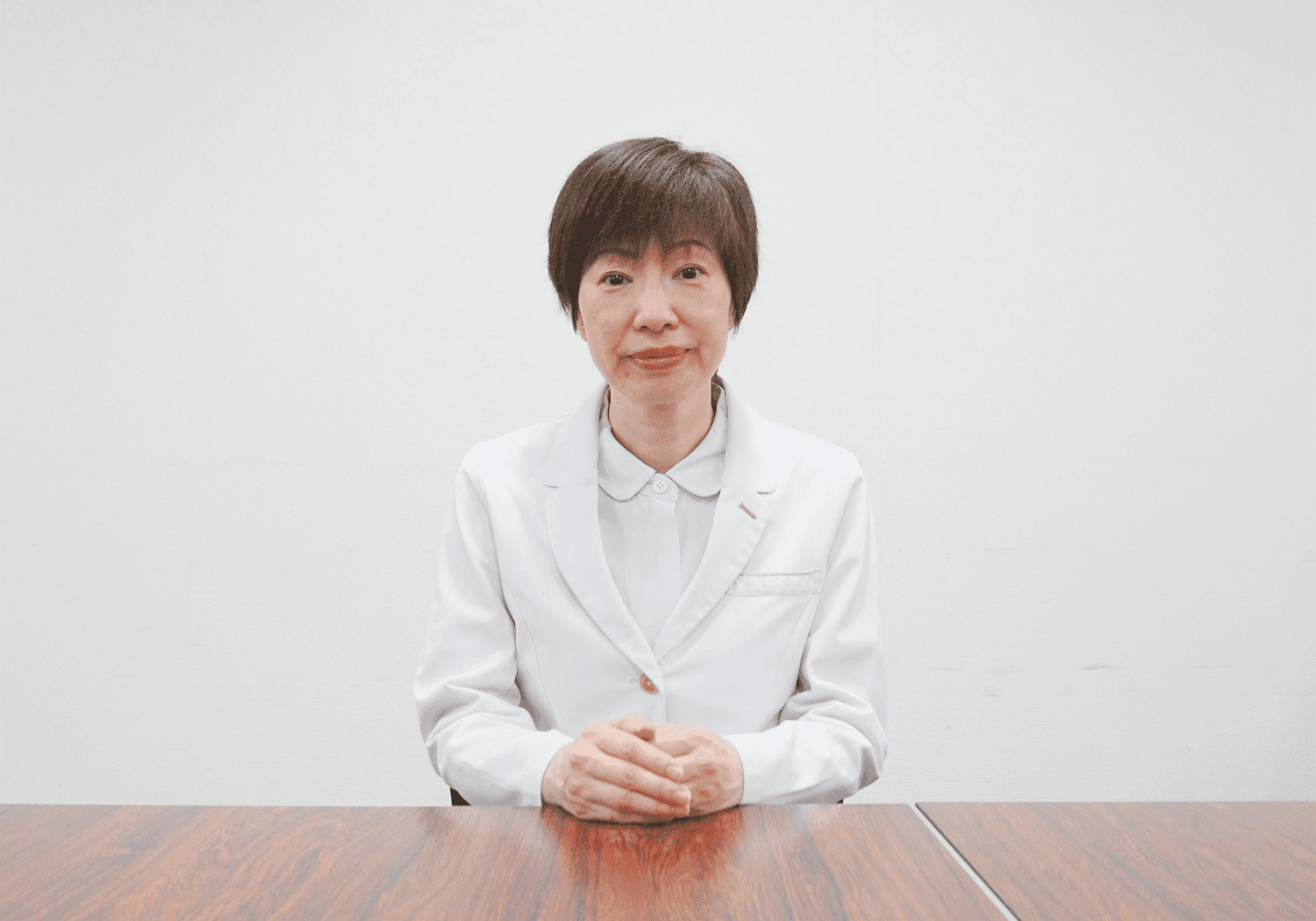 室内で真摯に話を受け止める伊藤規絵先生