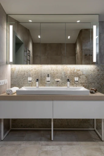 Вбудовані меблі для ванної кімнати з нішею для пральної та сушильної машин. Велика шафа під стелю з антресолями та відкритими поличками під дерево. Виробництво вологостійких меблів у Києві.