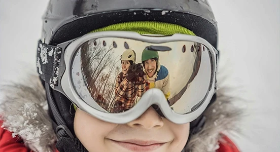 Enfant avec casque de ski disponible sur jam