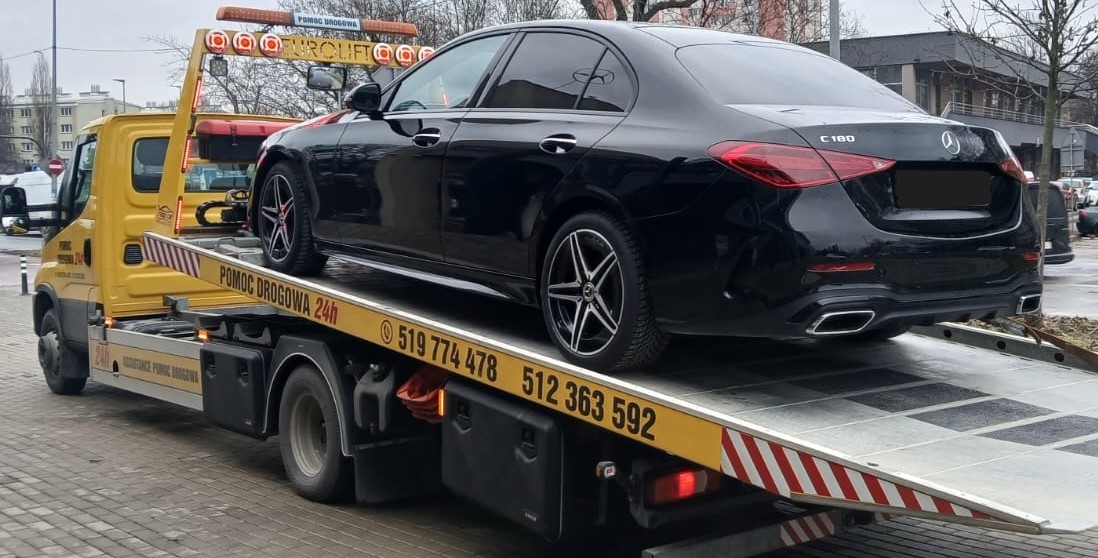 Samochód przed naprawą w warsztacie mechanicznym Nowy Sącz