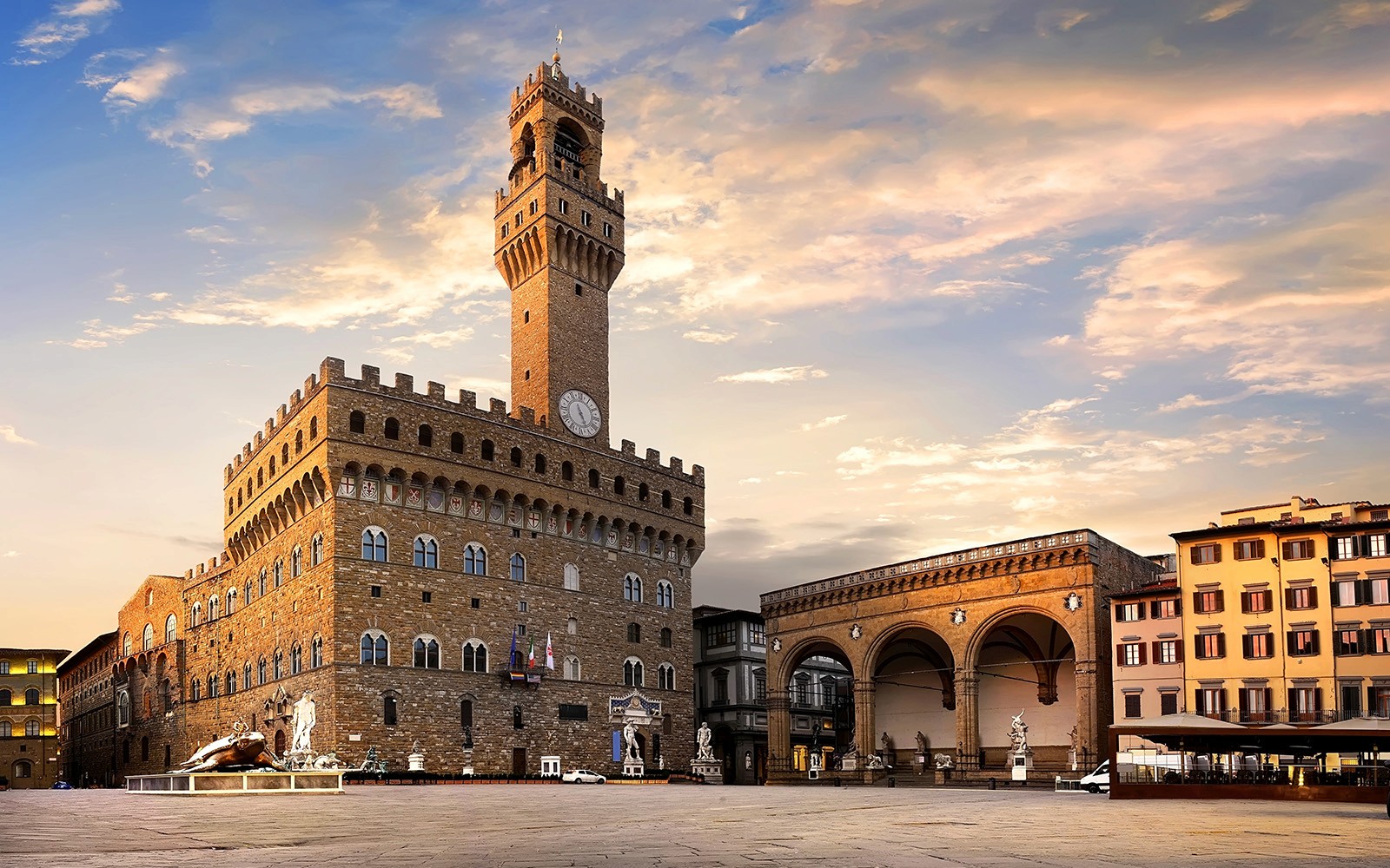 日落时分的佛罗伦萨市政广场和兰齐廊柱。