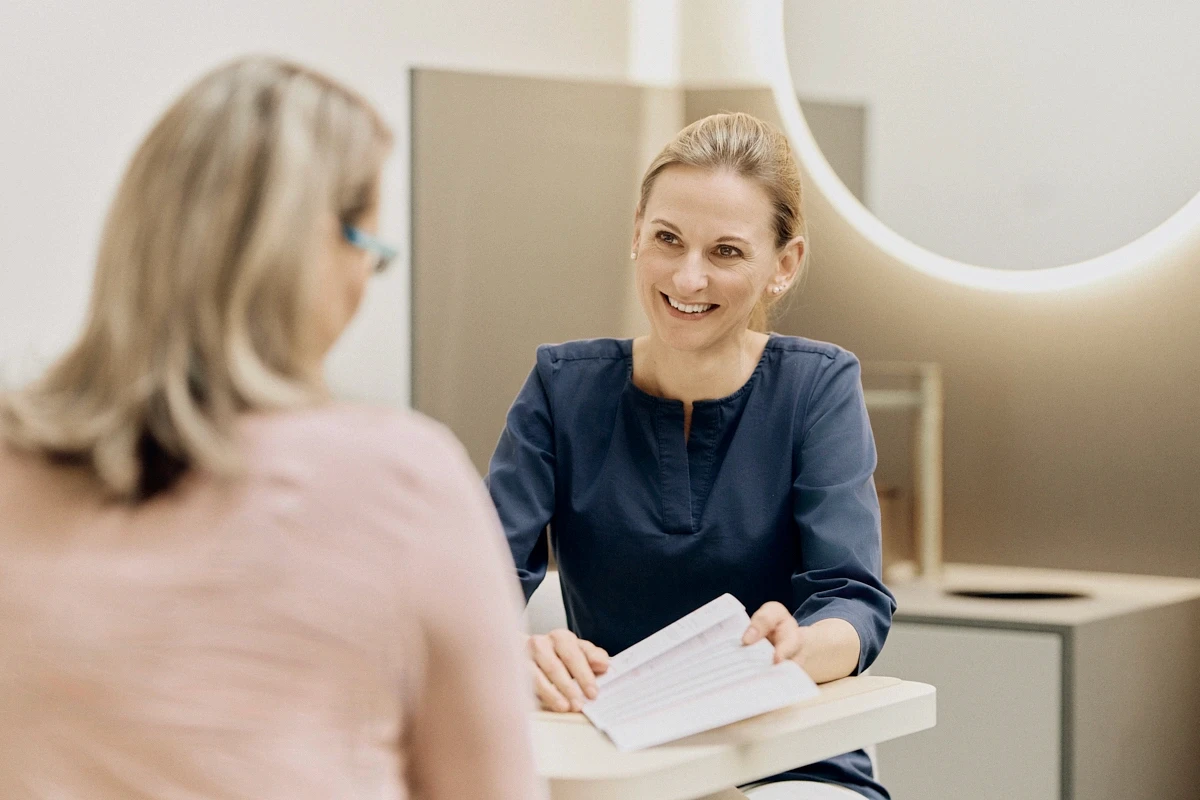 Freundliches Beratungsgespräch in der Frauenarztpraxis Dr. med. Angela Lauten in Erfurt – Hebamme Karolin Rustler informiert über Mutterschaftsvorsorge und Pränatalmedizin.