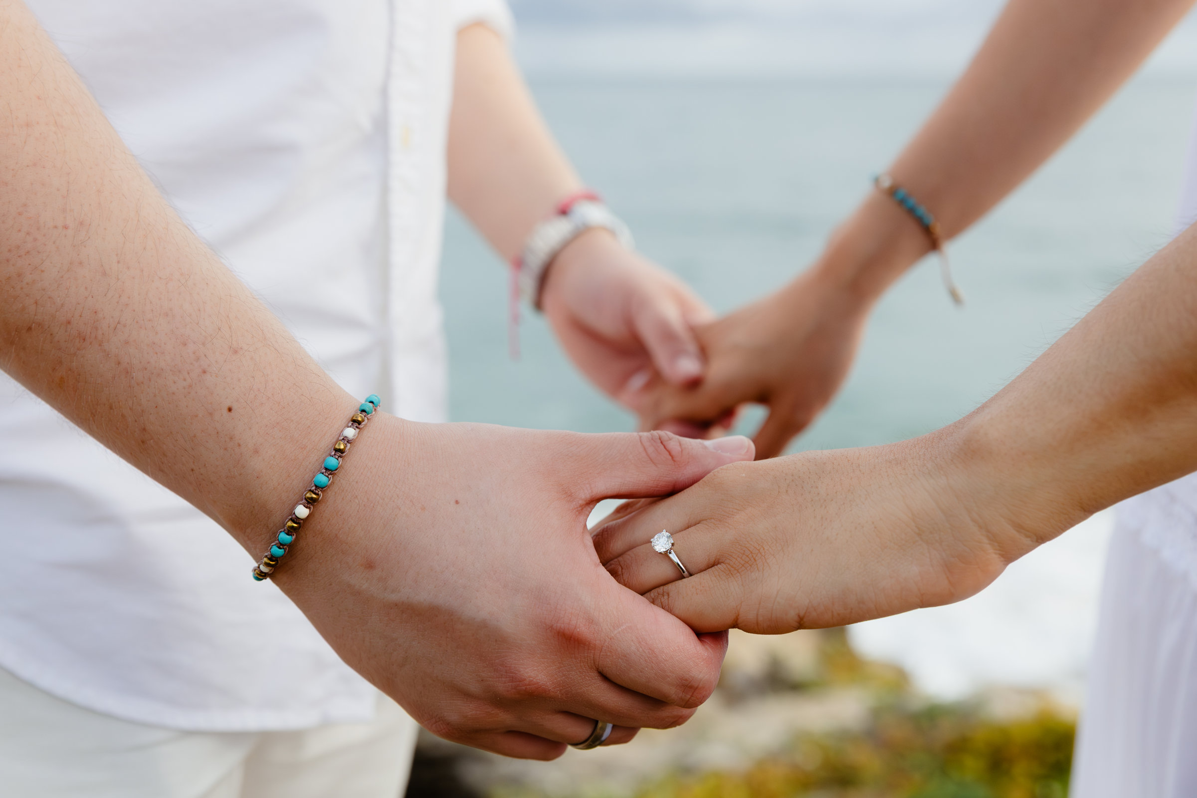 Pareja celebrando su compromiso frente al mar en Puerto Escondido