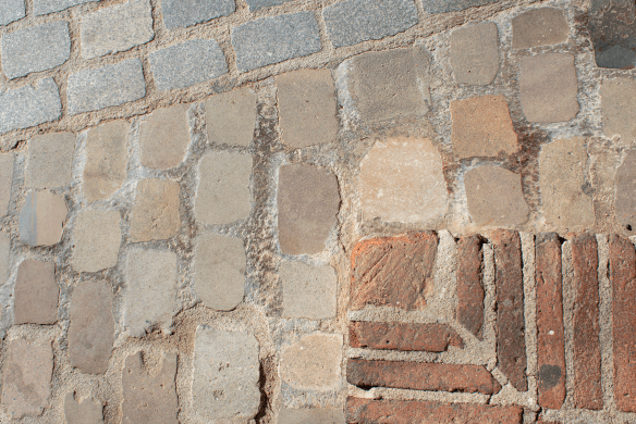 Textura de pavimentos combinados de adoquín granítico, calizo y ladrillo manual