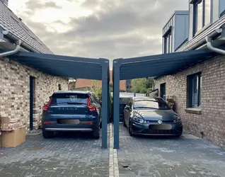 Pergola Markise an einer Hauswand wie ein Terrassendach montiert.