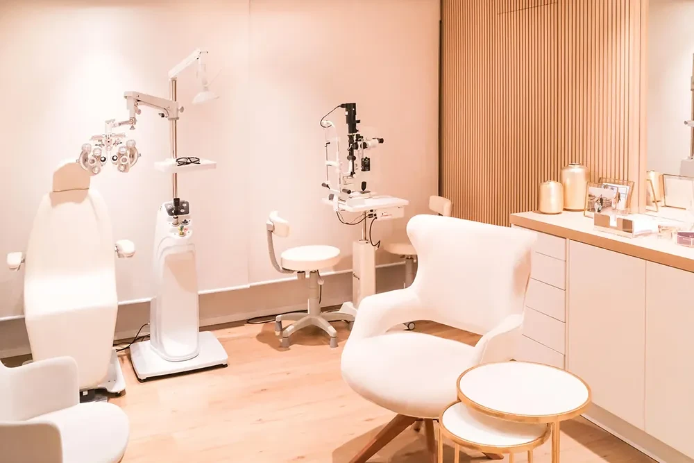 Sala de atendimento da R&D Oftalmologia com equipamentos modernos
