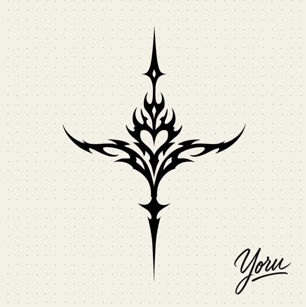 Diseño de tatuaje tribal negro en forma de cruz o daga, con un corazón estilizado en el centro y puntas afiladas.