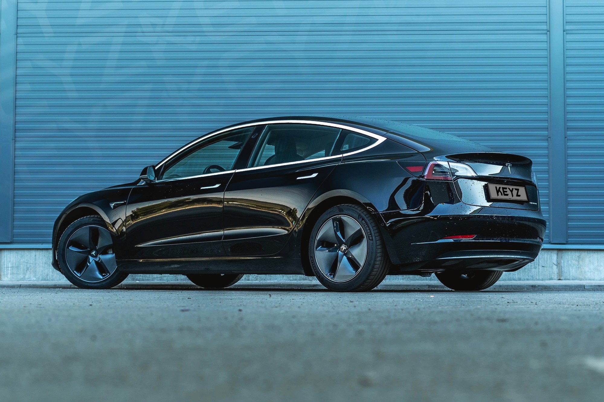 Vue extérieure arrière Tesla Model 3 Dual Motor Noir – Location Berline à Dubaï | Keyz Rent