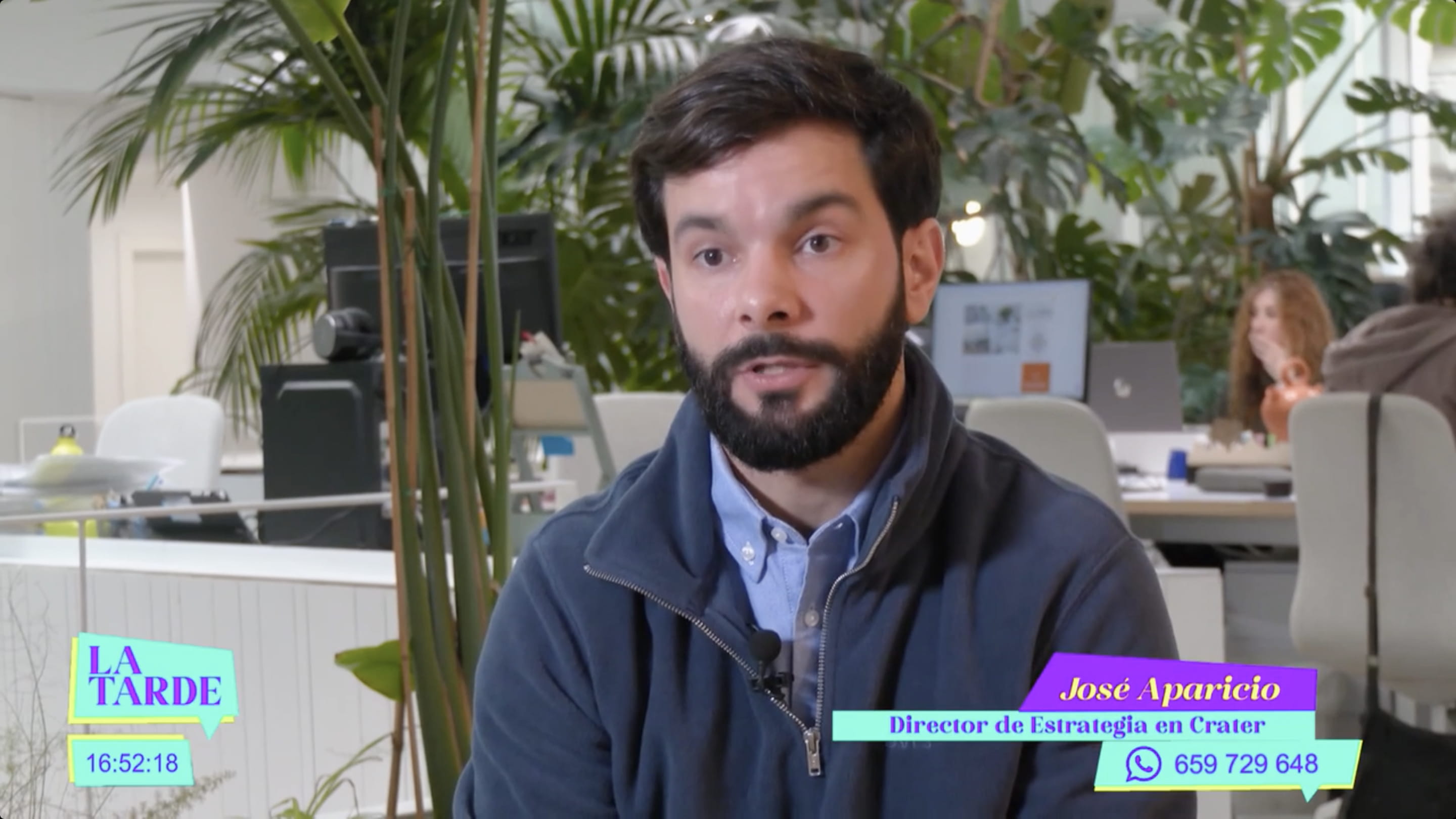 Hombre en una oficina durante una entrevista sobre compra por impulso en máquinas expendedoras, hablando a cámara.