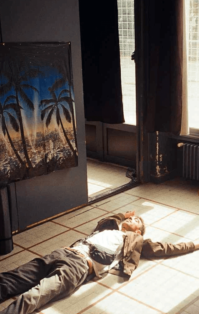 Person with light blue shirt looks to his right side