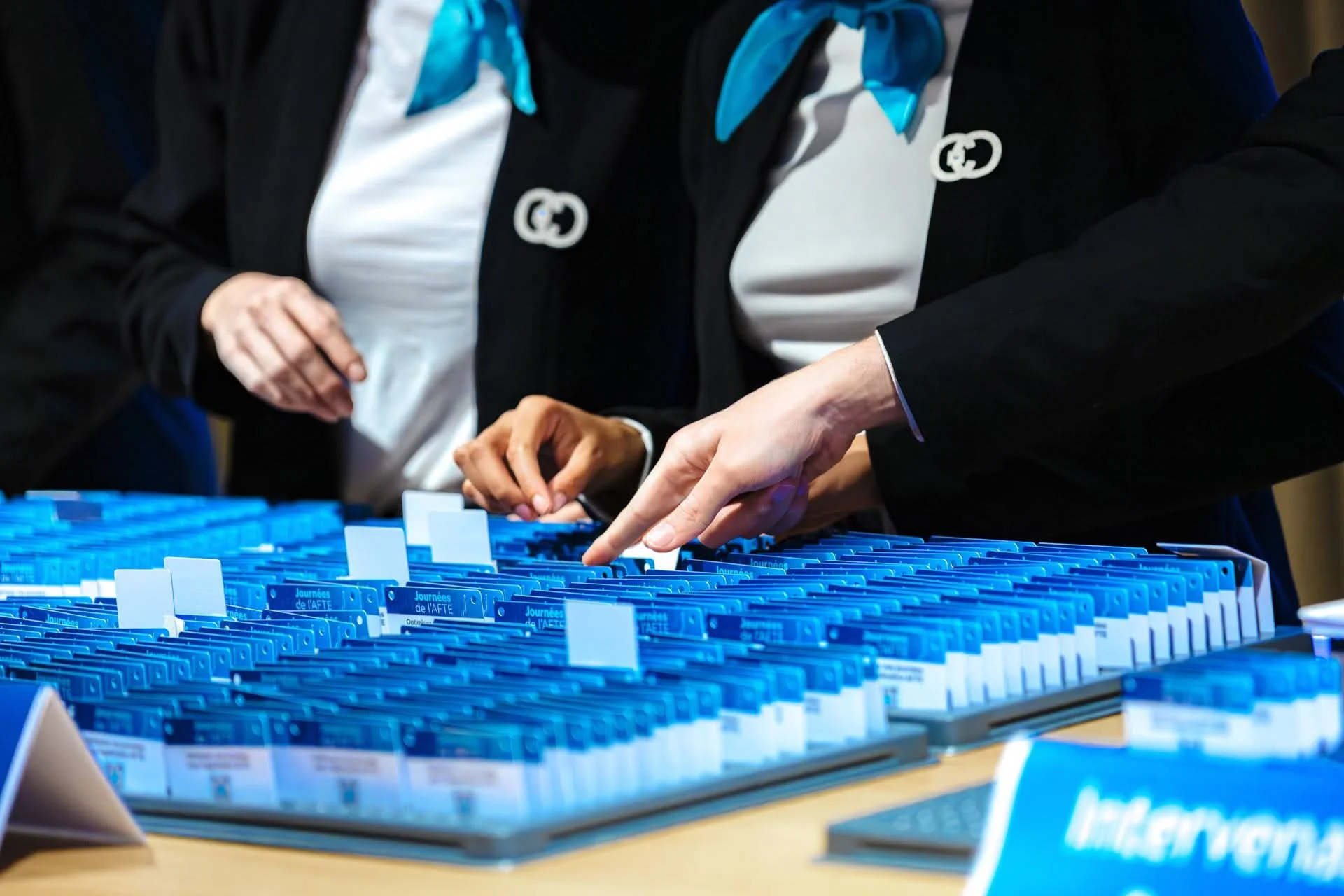 Remise de badge à l’entrée du salon AFTE 2025 – photographie accueil événement corporate