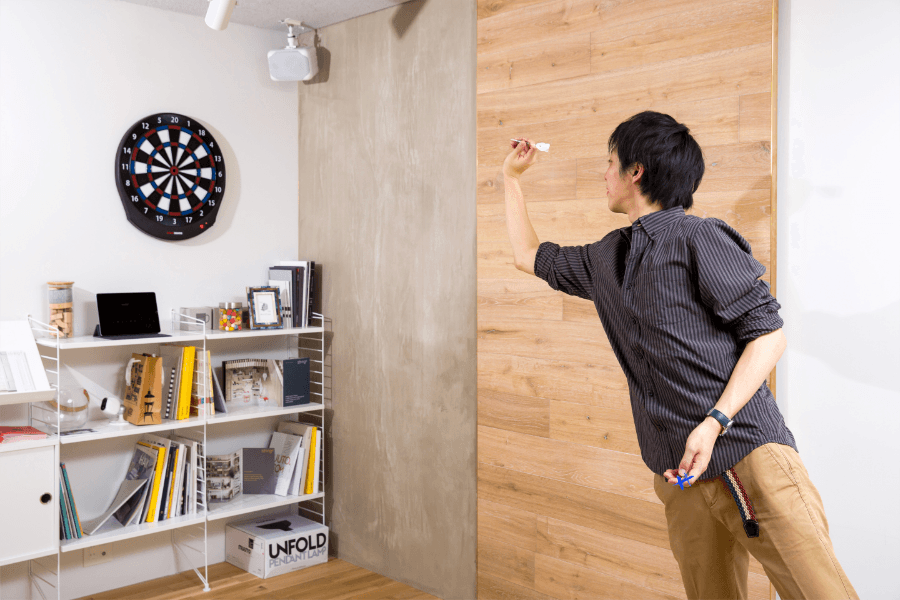practice throwing darts at home with the granboard dash electronic dartboard - keep track of your throw data