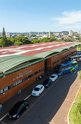 Ponto de embarque em Cascavel visto de cima, com estrutura coberta, vias de acesso e área urbana ao redor