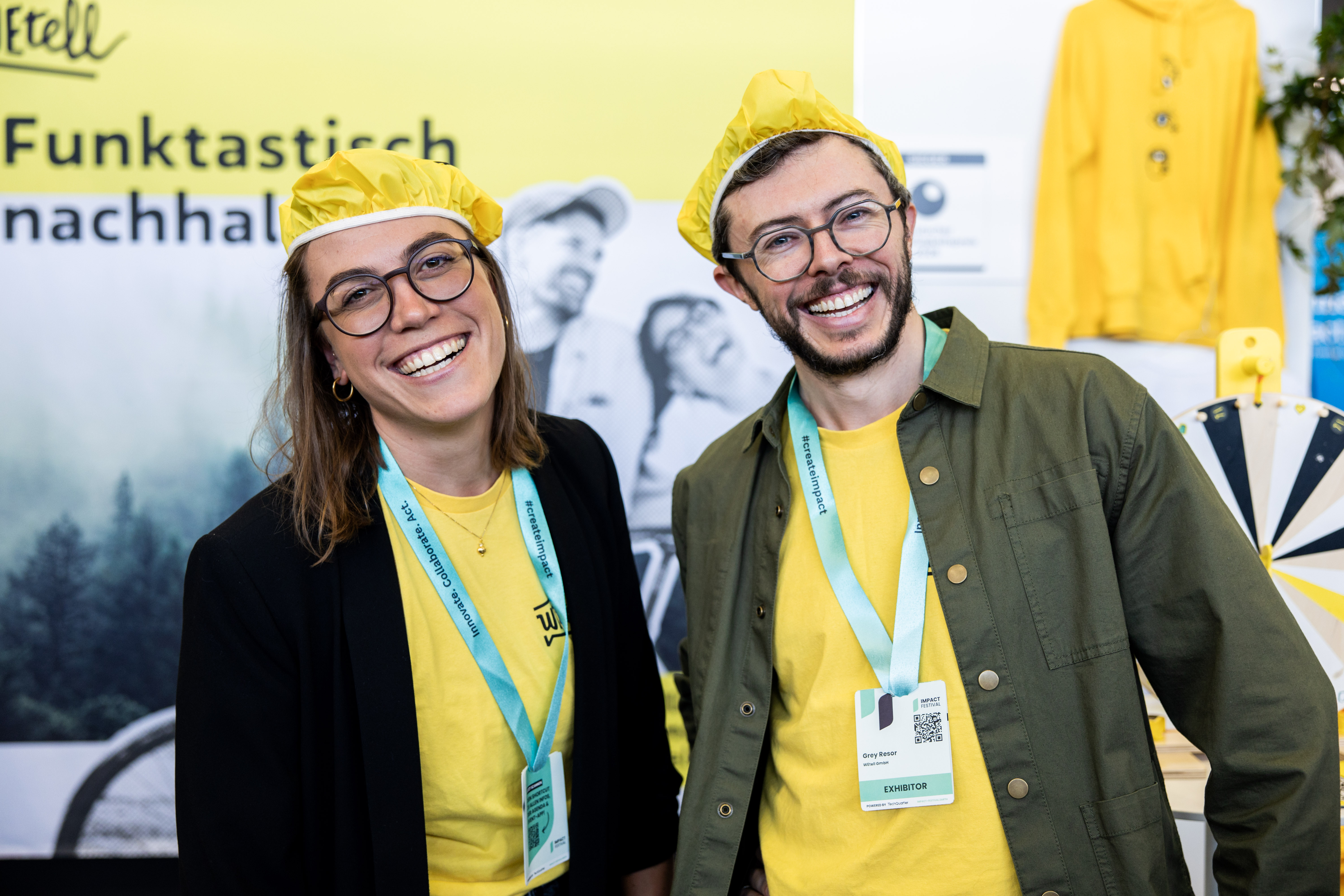 Zwei Geschäftspersonen stehen an einem Konferenztisch und diskutieren intensiv