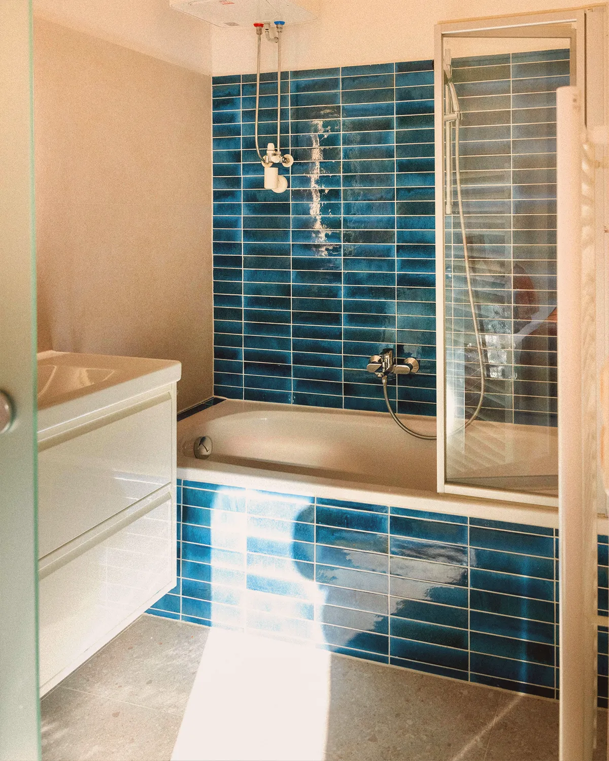 Loft N°2 • bathroom with a bathtub and blue glazed tiles