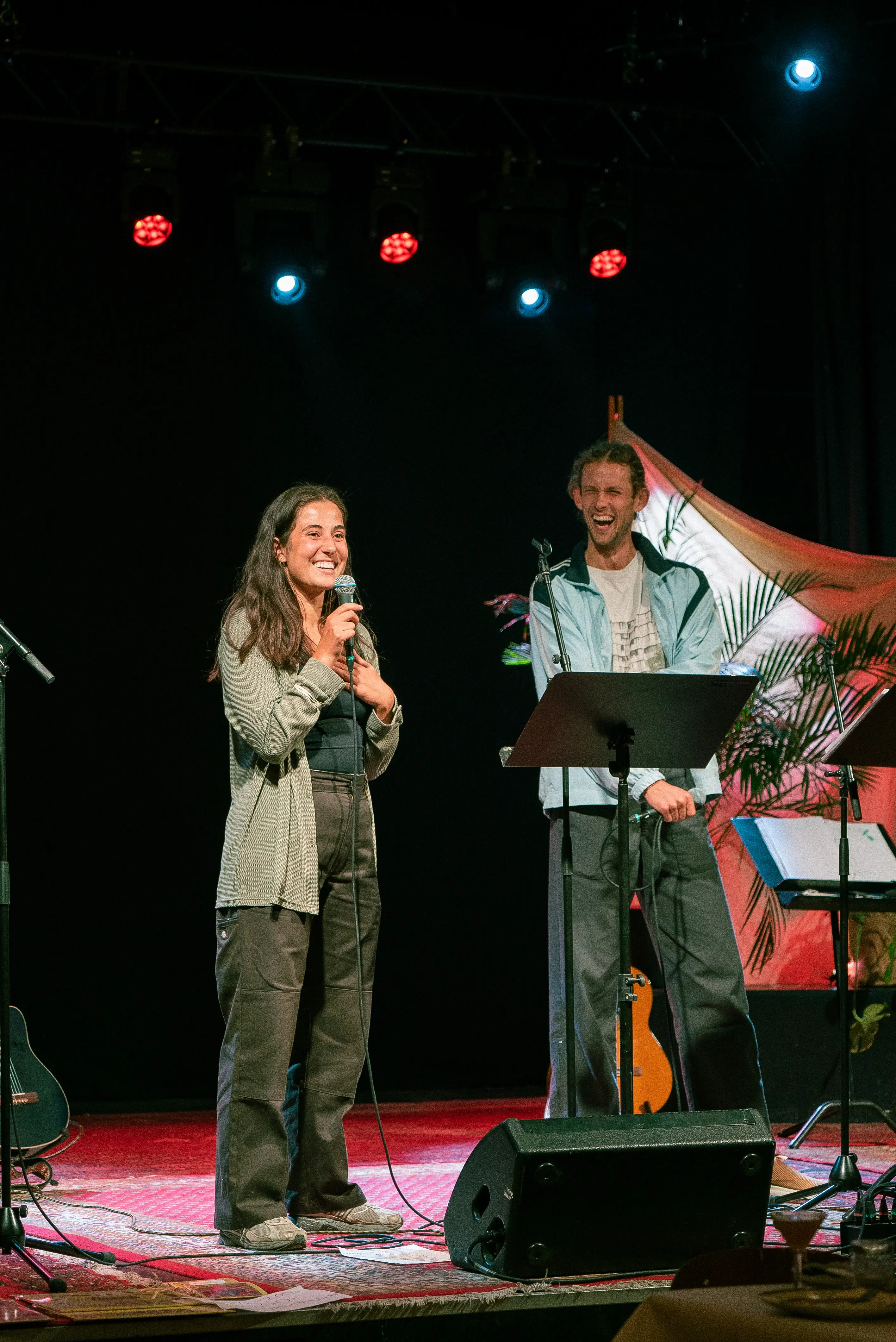 En ung kvinde og en ung mand er konferencier til branchefestivalen Culture Kicks Back.