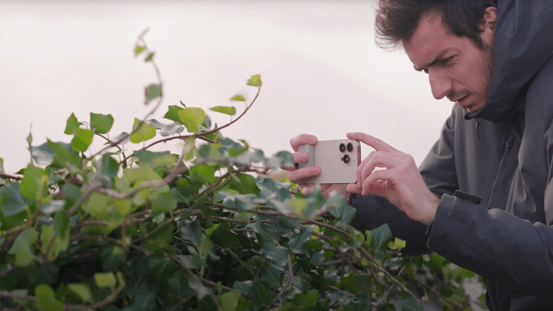 Homme qui film avec son iPhone