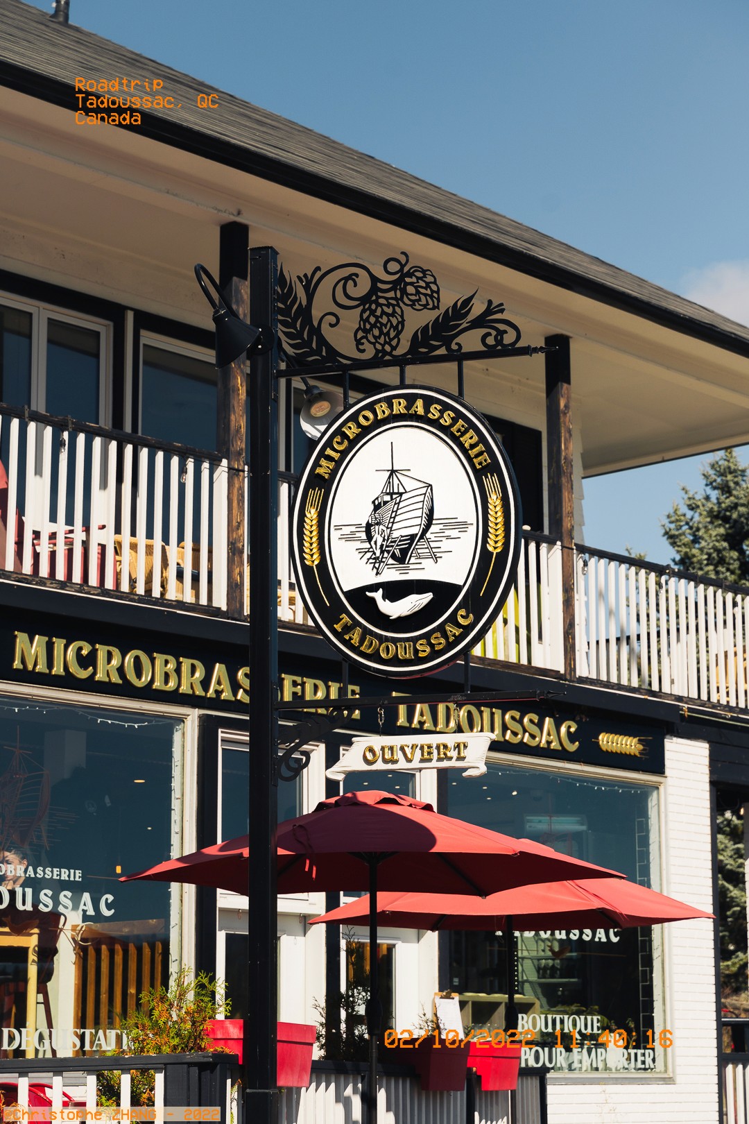 Enseigne “Microbrasserie Tadoussac”, terrasse au soleil