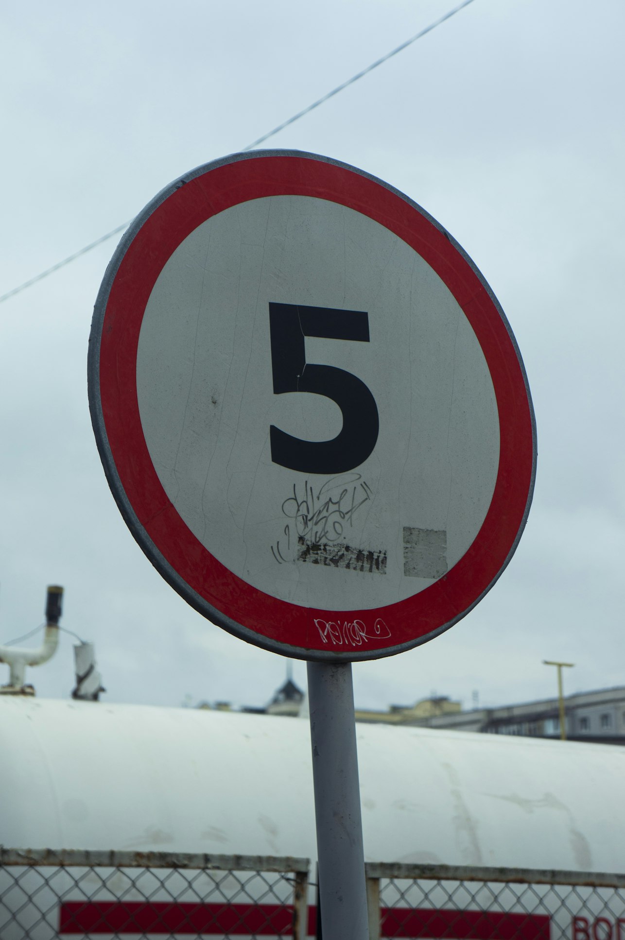 a street sign with the number five on it